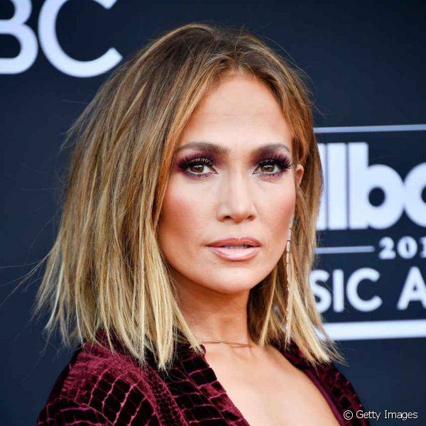 Jennifer Lopez apostou no contorno facial bem definido para emoldurar o rosto da maneira certa na maquiagem (Foto: Getty Images)